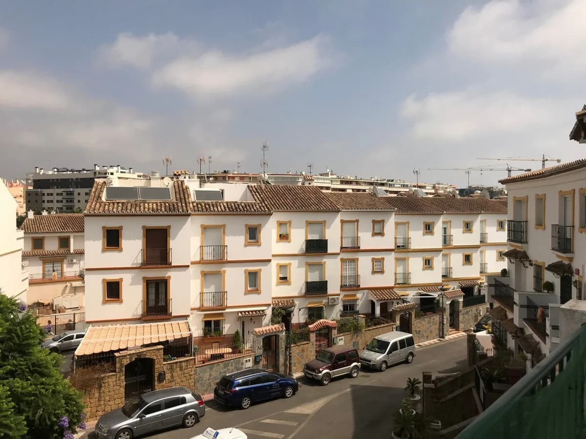 5 Bedroom Townhouse for Sale in Estepona, Málaga - Image 2