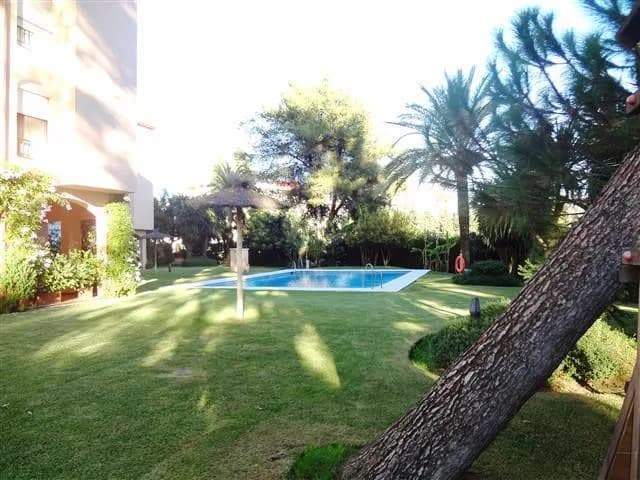 3 Bedroom Middle Floor Apartment for Sale in Nueva Andalucía, Málaga - Image 2