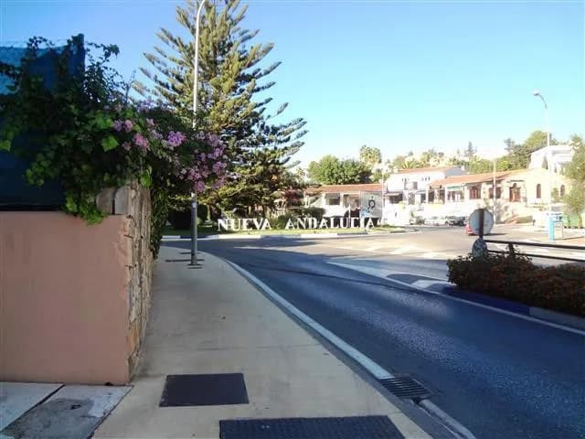 3 Bedroom Middle Floor Apartment for Sale in Nueva Andalucía, Málaga - Image 8