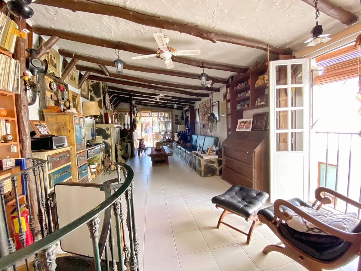 6 Bedroom Townhouse for Sale in Marbella, Málaga - Image 4