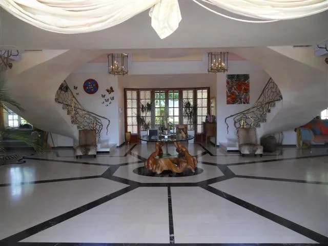 8 Bedroom Detached Villa for Sale in La Quinta, Málaga - Image 3