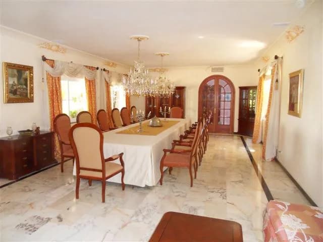 8 Bedroom Detached Villa for Sale in La Quinta, Málaga - Image 4