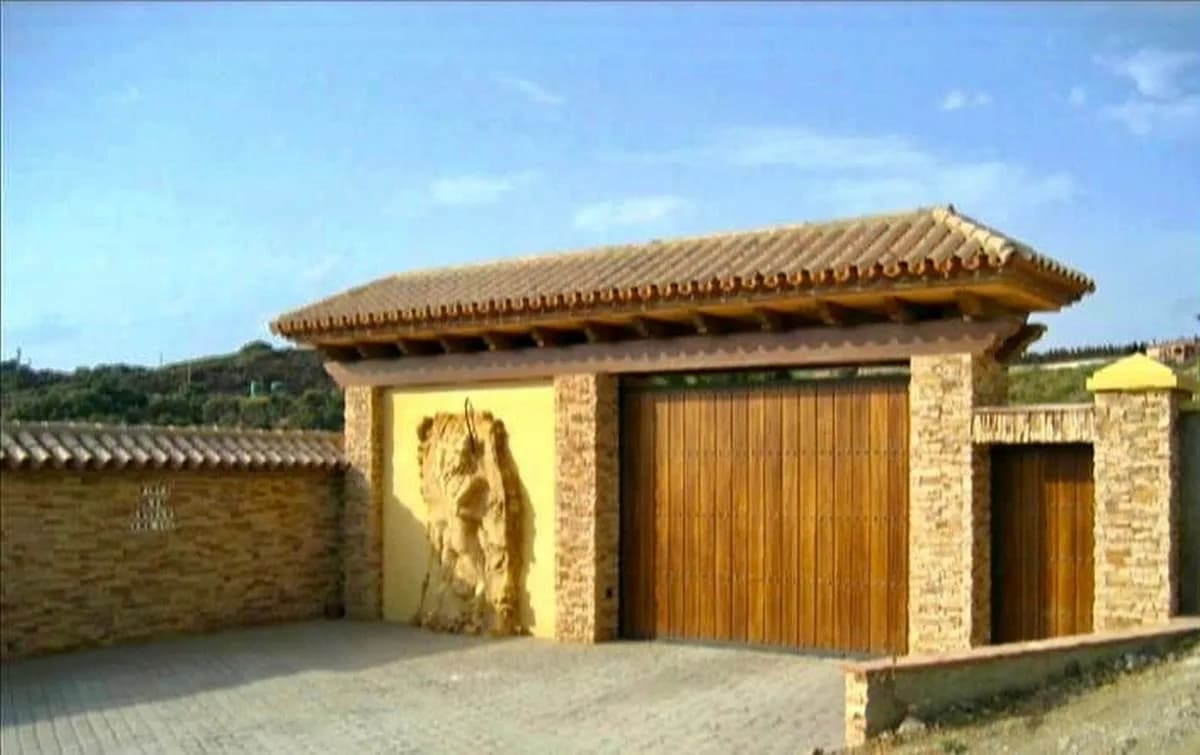 5 Bedroom Finca - Cortijo for Sale in Estepona, Málaga - Image 2