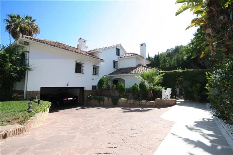 6 Bedroom Detached Villa for Sale in Los Monteros, Málaga - Image 5