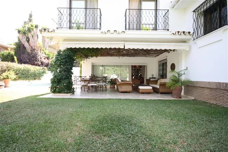 6 Bedroom Detached Villa for Sale in Los Monteros, Málaga - Image 7