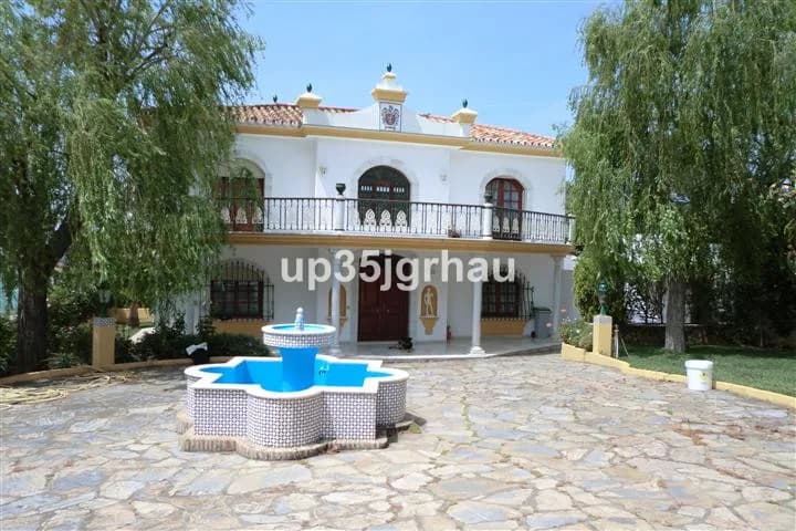 5 Bedroom Detached Villa for Sale in Estepona, Málaga