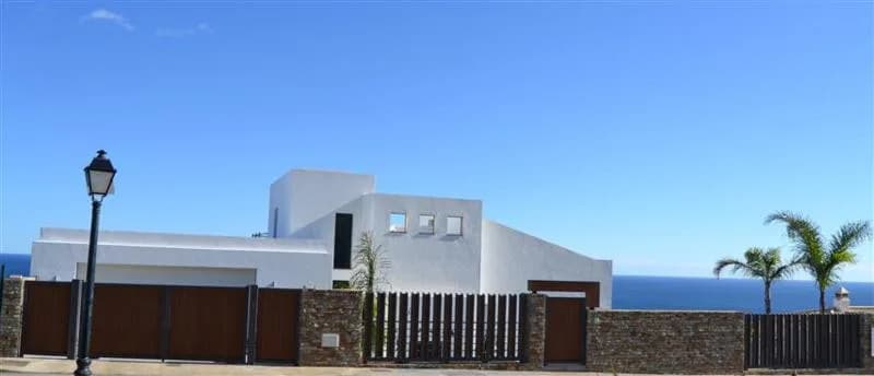5 Bedroom Detached Villa for Sale in La Duquesa, Málaga - Image 2