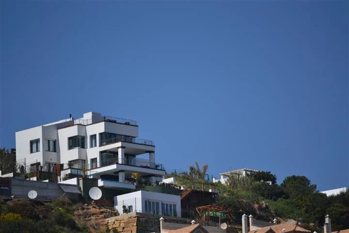 5 Bedroom Detached Villa for Sale in La Duquesa, Málaga - Image 3