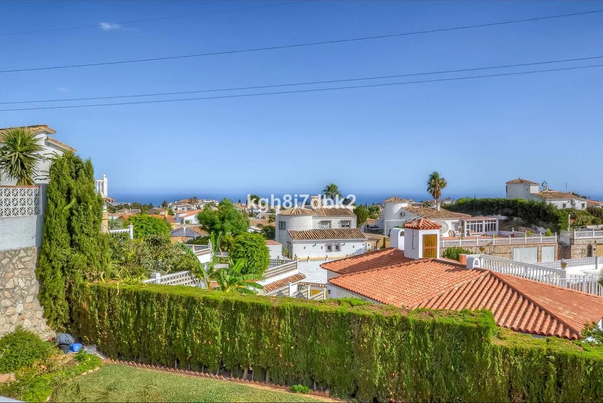 10 Bedroom Detached Villa for Sale in Benalmadena, Málaga - Image 4