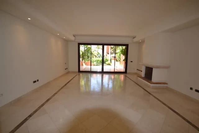 3 Bedroom Semi-Detached House for Sale in The Golden Mile, Málaga - Image 9