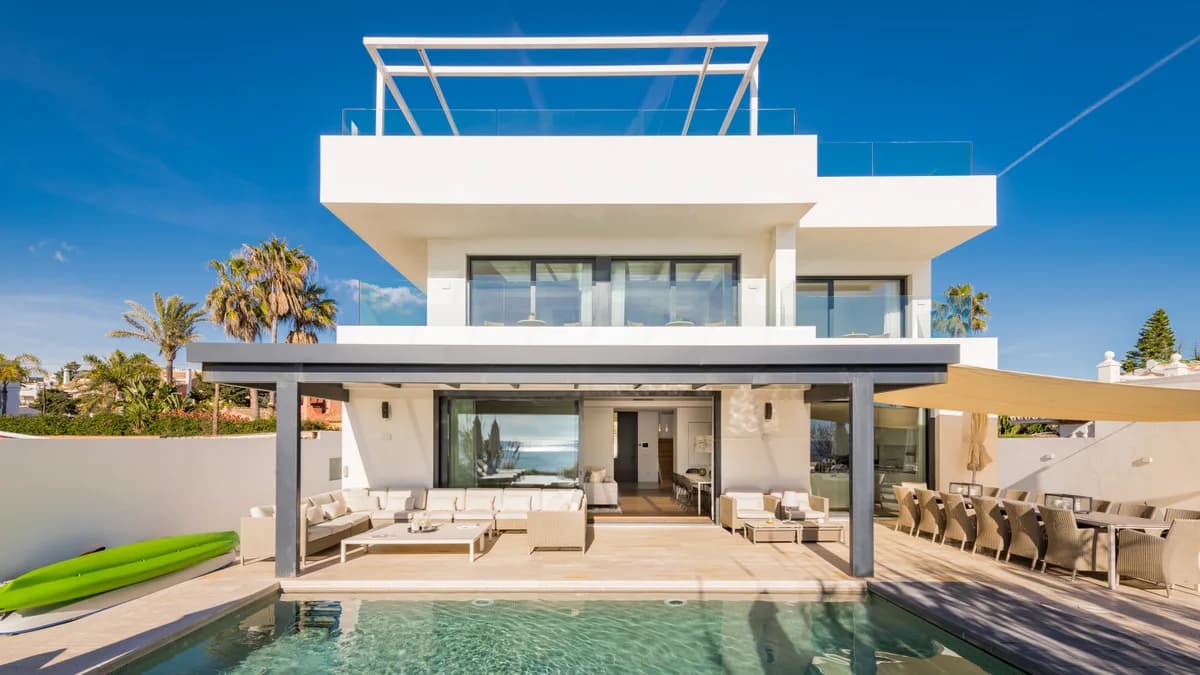 6 Bedroom Detached Villa for Sale in Costabella, Málaga