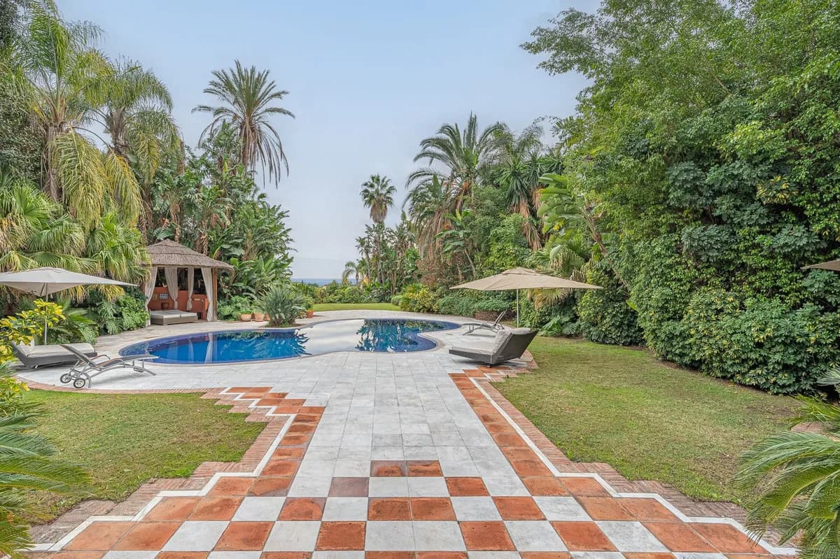 5 Bedroom Detached Villa for Sale in Nagüeles, Málaga - Image 3