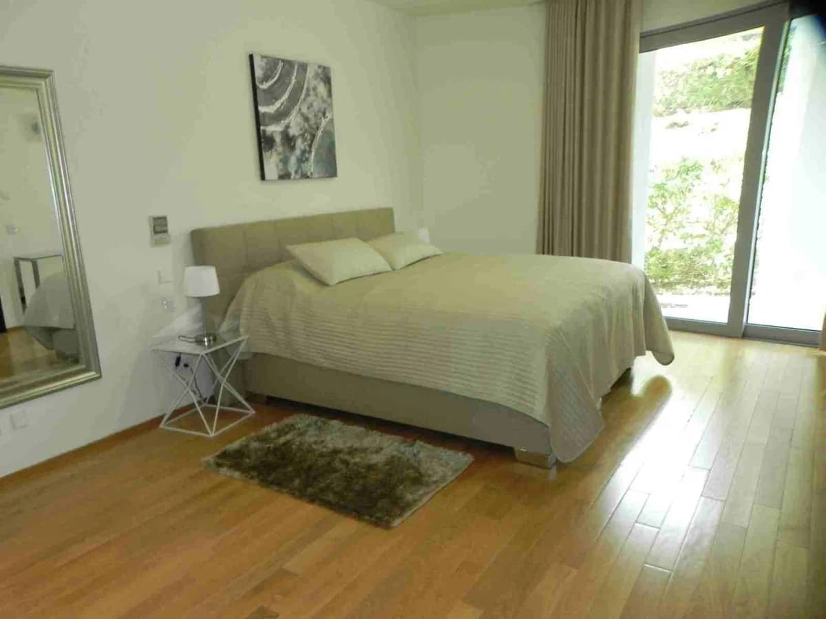 4 Bedroom Semi-Detached House for Sale in Sierra Blanca, Málaga - Image 3