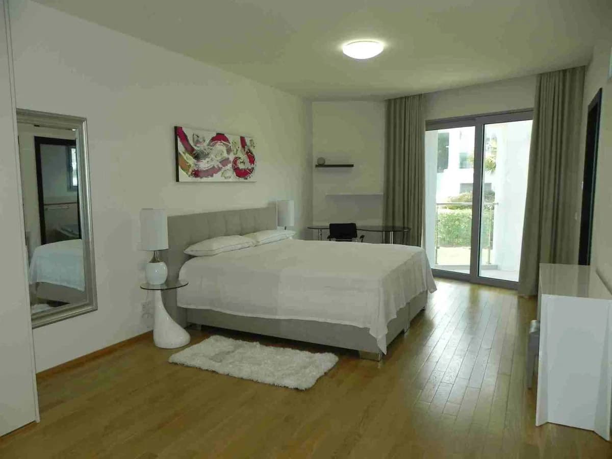 4 Bedroom Semi-Detached House for Sale in Sierra Blanca, Málaga - Image 9