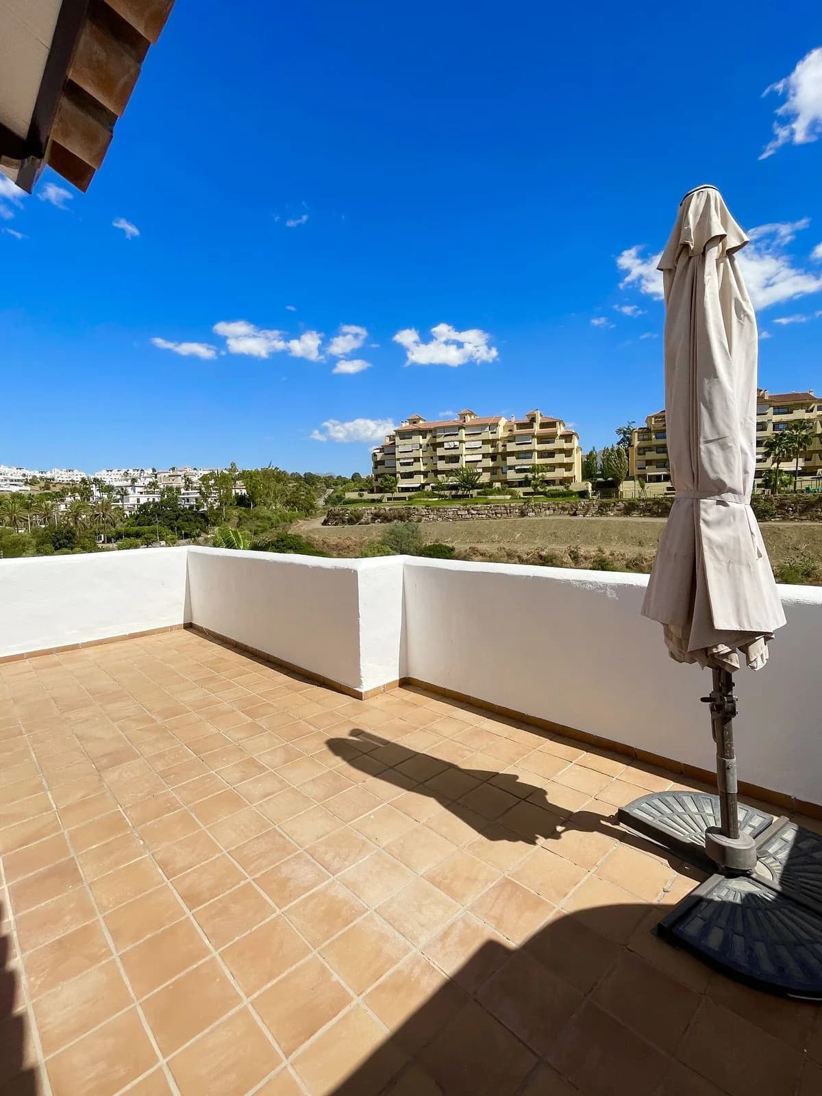 3 Bedroom Middle Floor Apartment for Sale in New Golden Mile, Málaga - Image 6