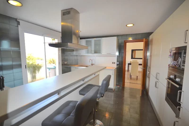 4 Bedroom Penthouse for Sale in Puerto Banús, Málaga - Image 3