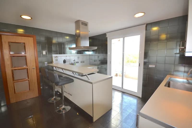 4 Bedroom Penthouse for Sale in Puerto Banús, Málaga - Image 8