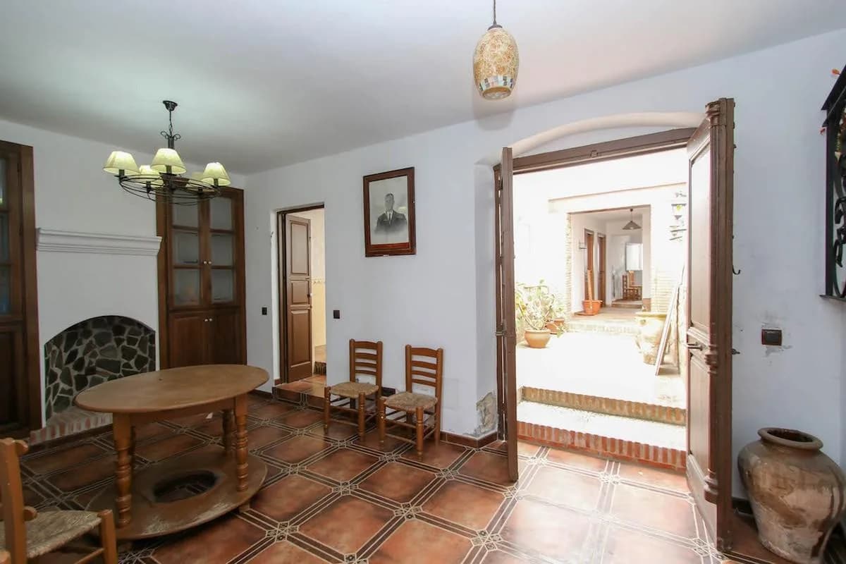 7 Bedroom Townhouse for Sale in Guaro, Málaga - Image 4
