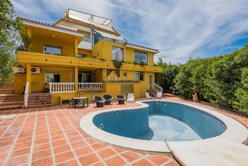 9 Bedroom Detached Villa for Sale in El Rosario, Málaga