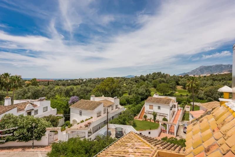 9 Bedroom Detached Villa for Sale in El Rosario, Málaga - Image 2