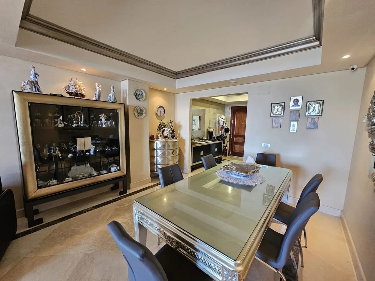 3 Bedroom Middle Floor Apartment for Sale in Estepona, Málaga - Image 6