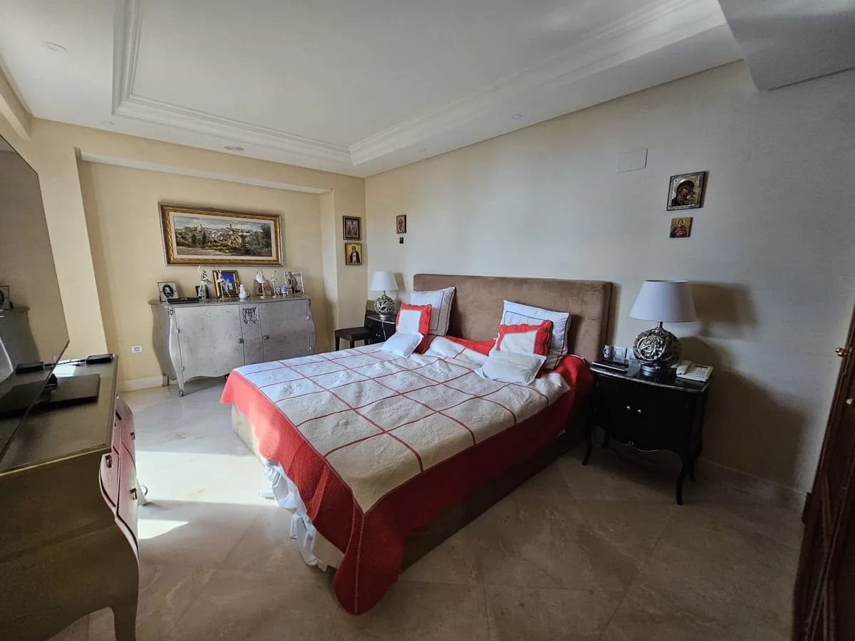 3 Bedroom Middle Floor Apartment for Sale in Estepona, Málaga - Image 8