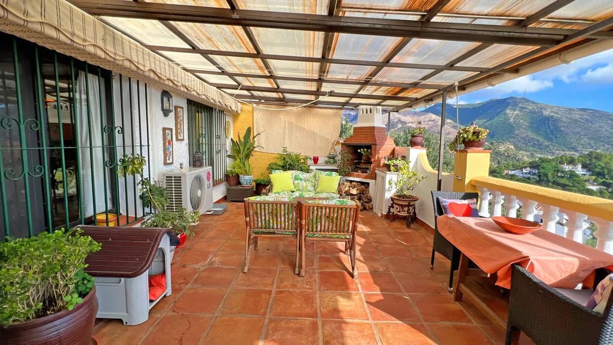 6 Bedroom Detached Villa for Sale in Mijas, Málaga - Image 2