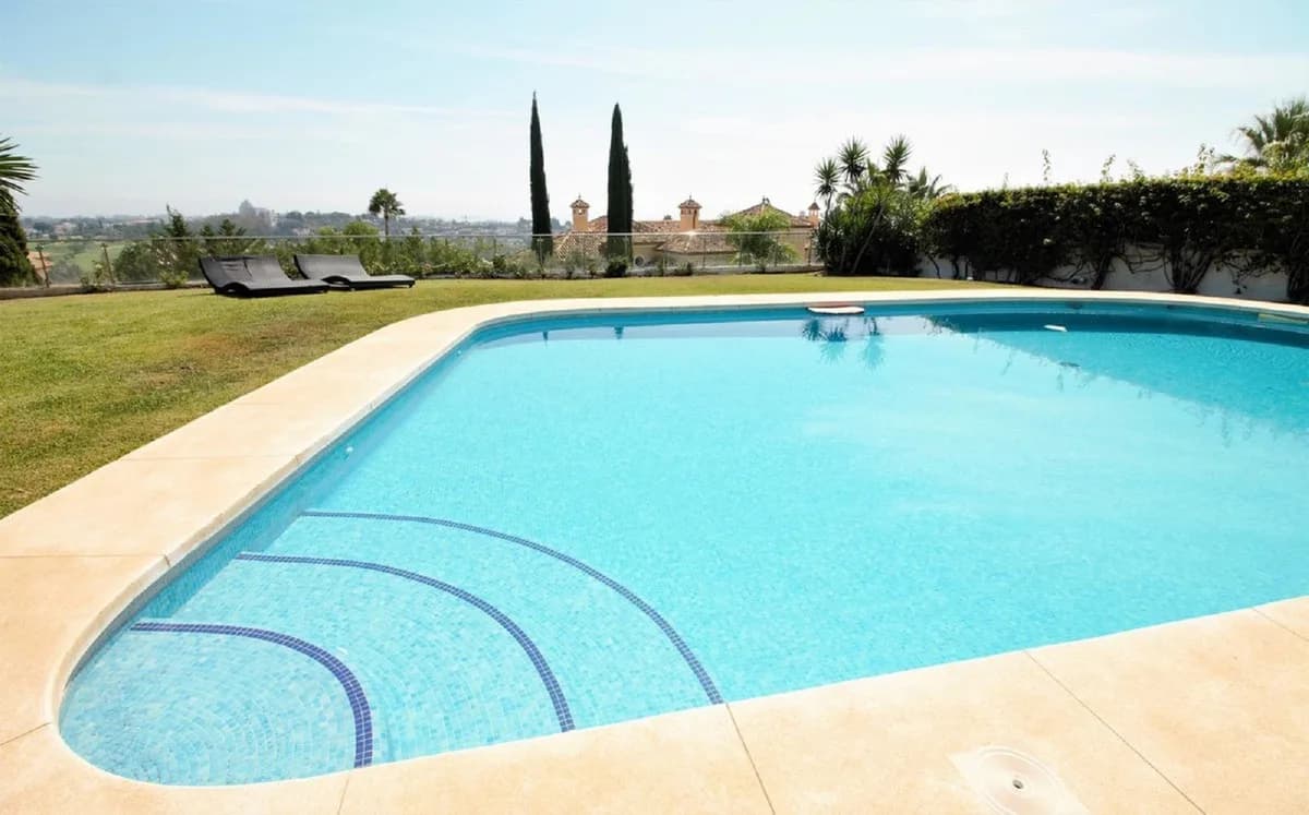 10 Bedroom Detached Villa for Sale in El Paraiso, Málaga - Image 2