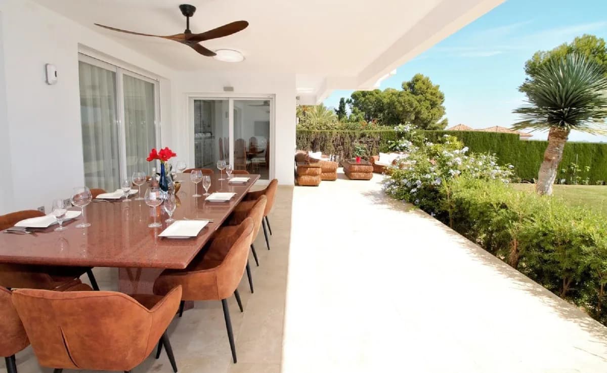 10 Bedroom Detached Villa for Sale in El Paraiso, Málaga - Image 6