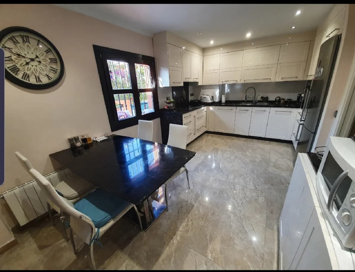 4 Bedroom Townhouse for Sale in San Pedro de Alcántara, Málaga - Image 8