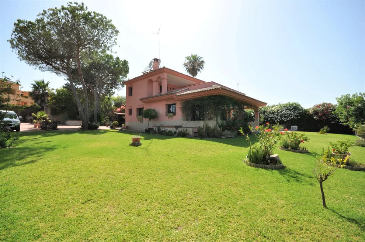 4 Bedroom Detached Villa for Sale in Casares Playa, Málaga - Image 3