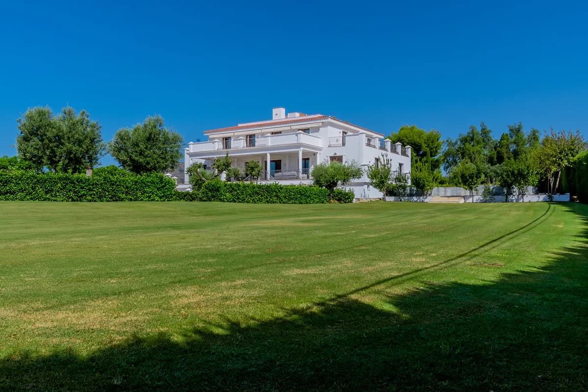 5 Bedroom Detached Villa for Sale in Guadalmina Alta, Málaga - Image 2