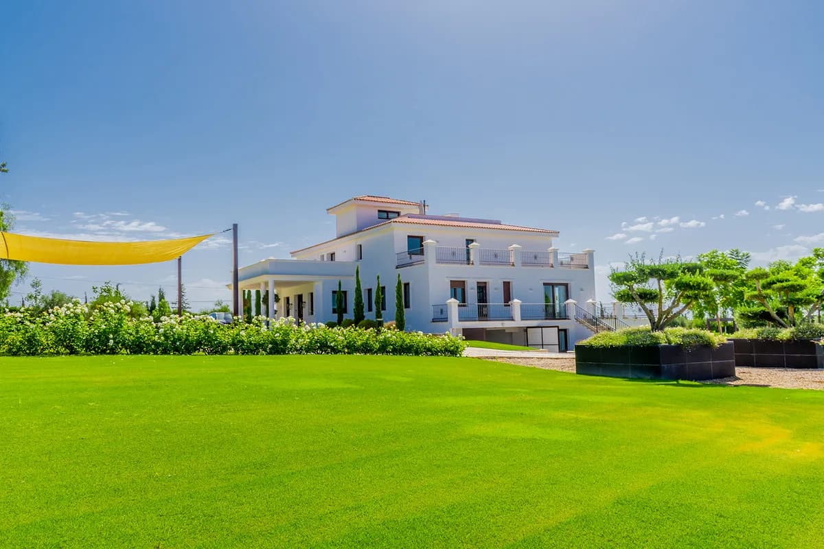 5 Bedroom Detached Villa for Sale in Guadalmina Alta, Málaga - Image 3