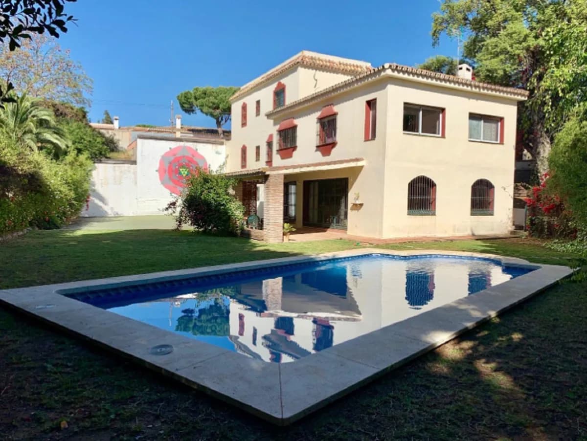 5 Bedroom Detached Villa for Sale in Elviria, Málaga