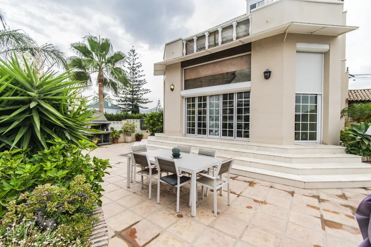 4 Bedroom Detached Villa for Sale in San Pedro de Alcántara, Málaga - Image 2