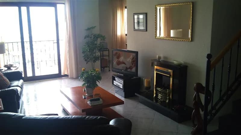 5 Bedroom Penthouse for Sale in La Duquesa, Málaga - Image 4