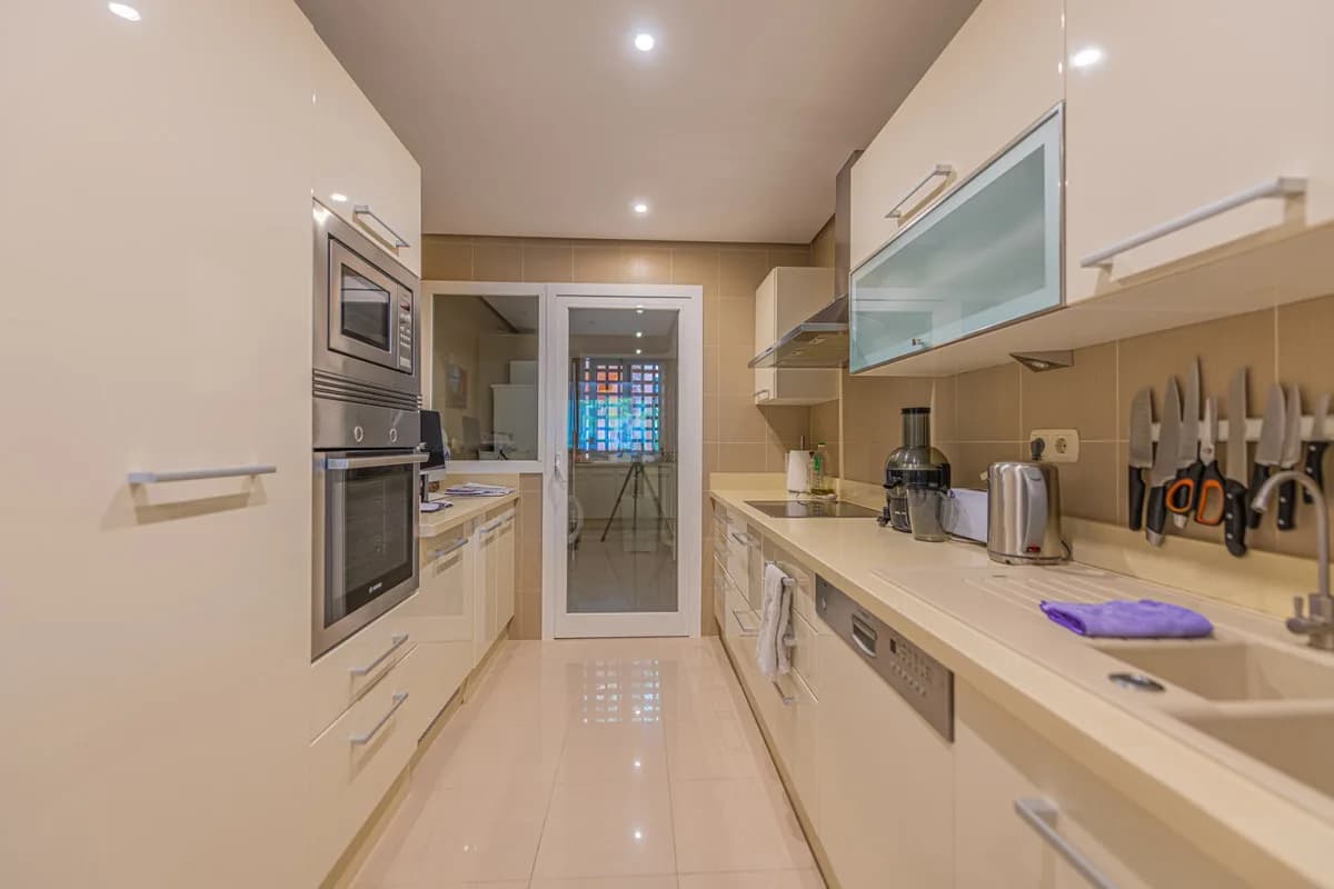 3 Bedroom Middle Floor Apartment for Sale in Nueva Andalucía, Málaga - Image 8