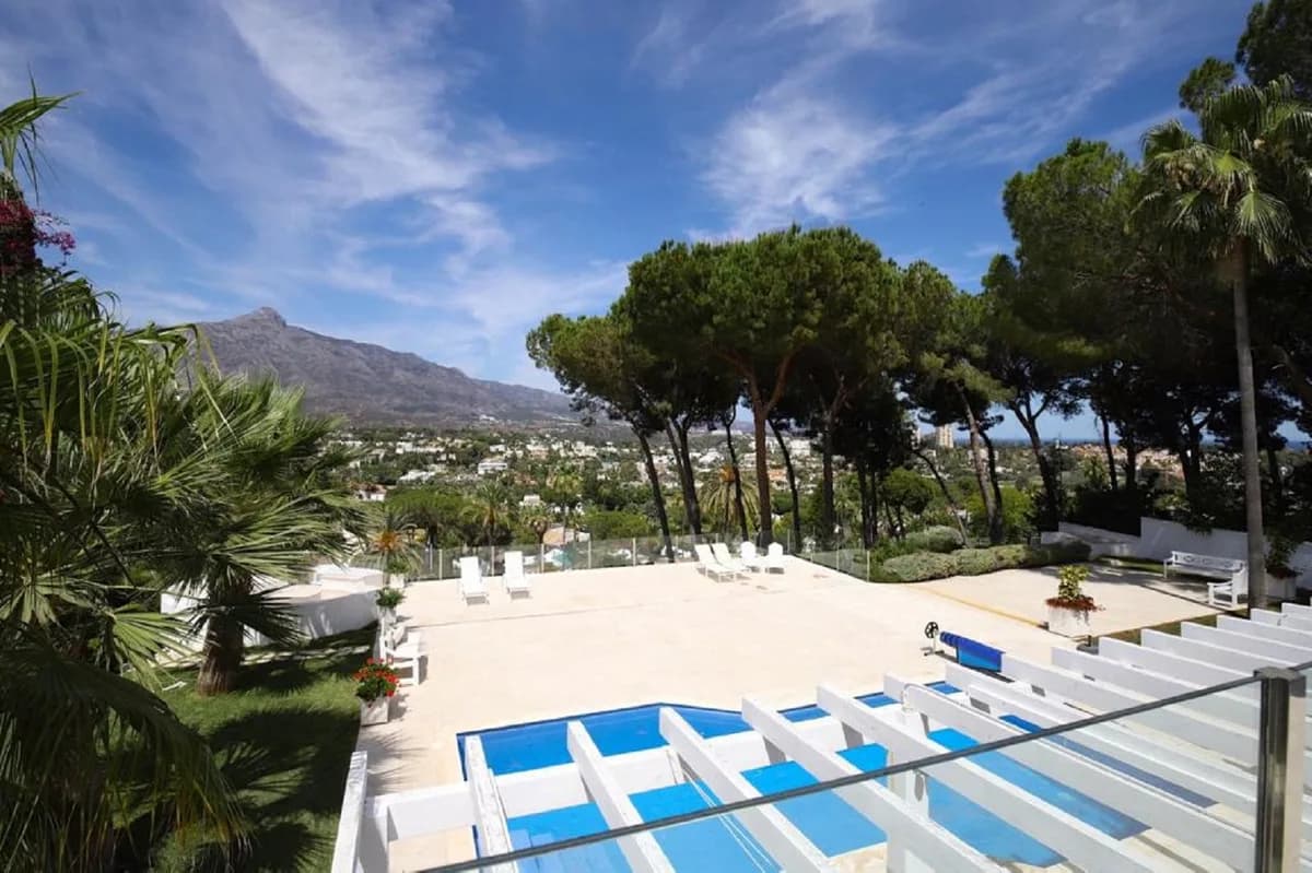 6 Bedroom Detached Villa for Sale in Las Brisas, Málaga - Image 2