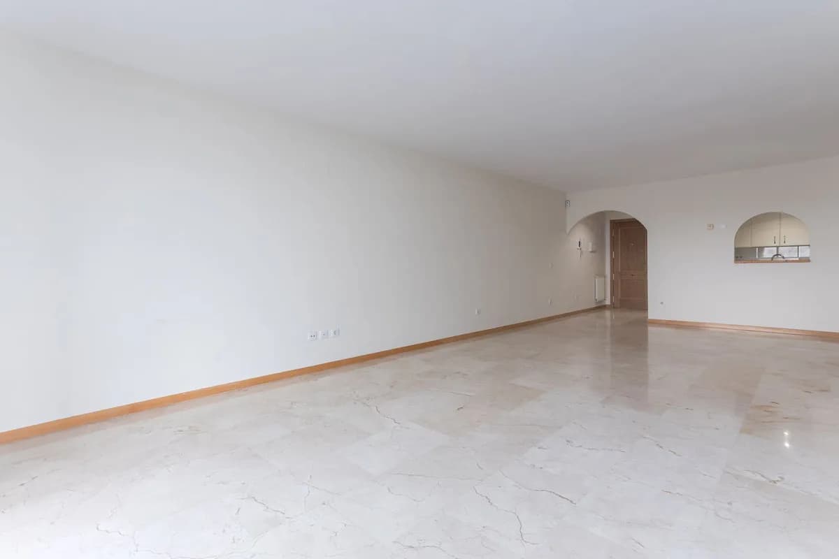 3 Bedroom Middle Floor Apartment for Sale in Guadalmina Alta, Málaga - Image 2