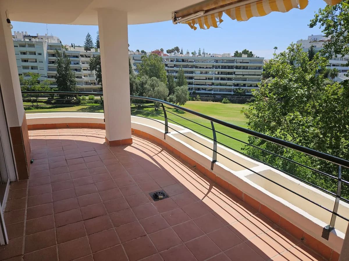 3 Bedroom Middle Floor Apartment for Sale in Guadalmina Alta, Málaga - Image 5