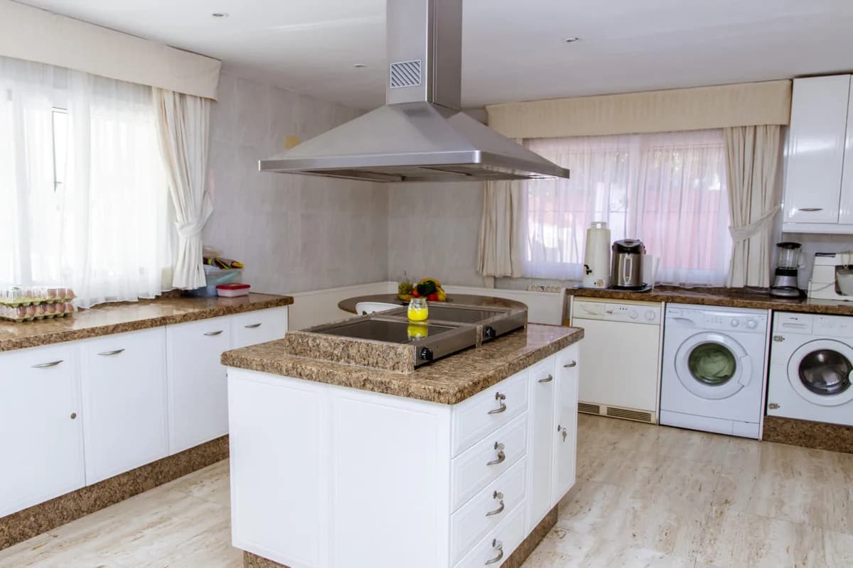 6 Bedroom Detached Villa for Sale in Estepona, Málaga - Image 9