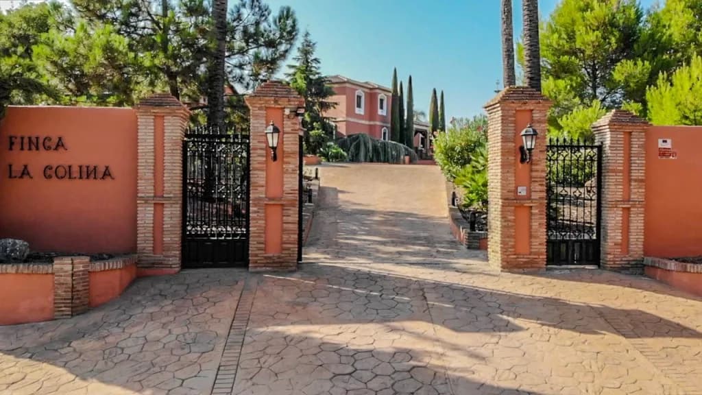 8 Bedroom Finca - Cortijo for Sale in Coín, Málaga - Image 6