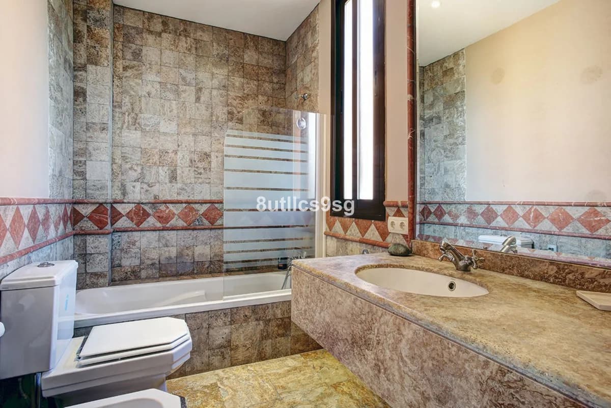 3 Bedroom Middle Floor Apartment for Sale in Estepona, Málaga - Image 8