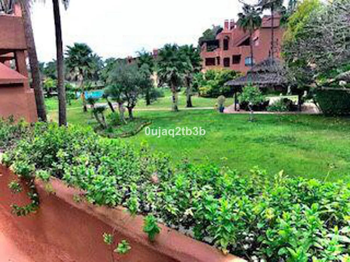 3 Bedroom Middle Floor Apartment for Sale in New Golden Mile, Málaga