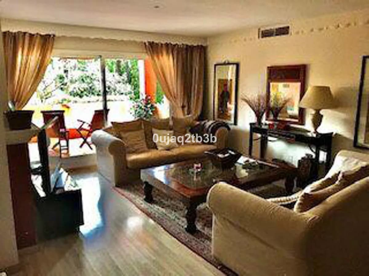 3 Bedroom Middle Floor Apartment for Sale in New Golden Mile, Málaga - Image 2