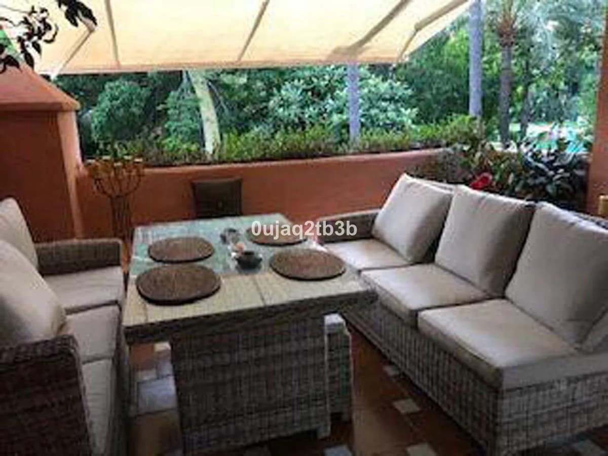 3 Bedroom Middle Floor Apartment for Sale in New Golden Mile, Málaga - Image 3