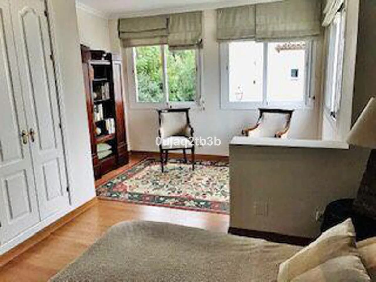 3 Bedroom Middle Floor Apartment for Sale in New Golden Mile, Málaga - Image 5
