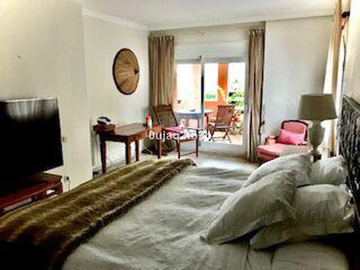 3 Bedroom Middle Floor Apartment for Sale in New Golden Mile, Málaga - Image 7