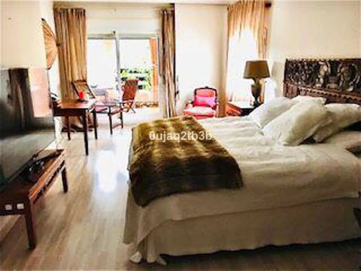 3 Bedroom Middle Floor Apartment for Sale in New Golden Mile, Málaga - Image 8