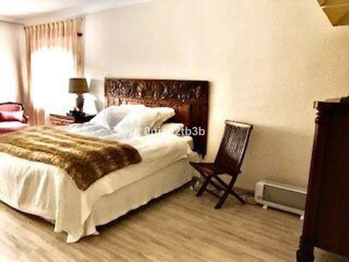 3 Bedroom Middle Floor Apartment for Sale in New Golden Mile, Málaga - Image 9